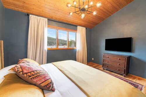 Whitefish lakefront escape on Skyles Lake w/Hot Tub + Dock