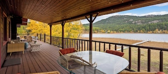 Whitefish lakefront escape on Skyles Lake w/Hot Tub + Dock