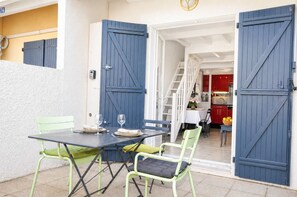 Outdoor dining - Vrbo Property (Leucate)