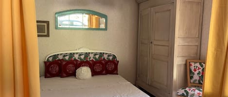 3 bedrooms, bed sheets