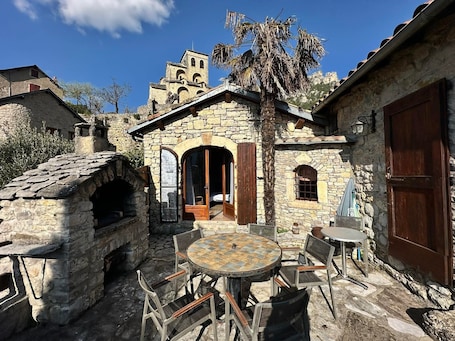 屋外ダイニングエリア. Holiday Home “Le Gîte de la Cardabelle”