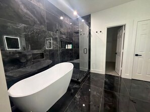 Shower, hair dryer, towels, soap - Luxury 3BR/3BA Home Near The Woodlands (The Woodlands)