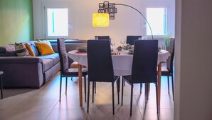 A dining area with a round table, chairs, and a hanging light fixture. - Segreto Estense: Dormi a un Passo dalla Storia (Ferrara)