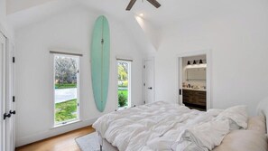 Tabla de planchar con plancha, internet y ropa de cama 