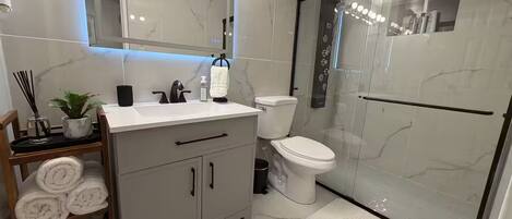 Secadora de cabello, toallas, jabón, papel de baño