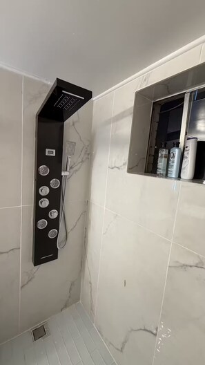 Hårtørrer, håndklæder, Sæbe, Toiletpapir