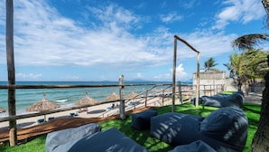 A beachside lounge with seating and a view of the ocean. - Sweet Daisy Retreat (Da Nang)
