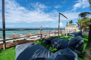 Am Strand, weißer Sandstrand, Cabañas (kostenlos), Liegestühle