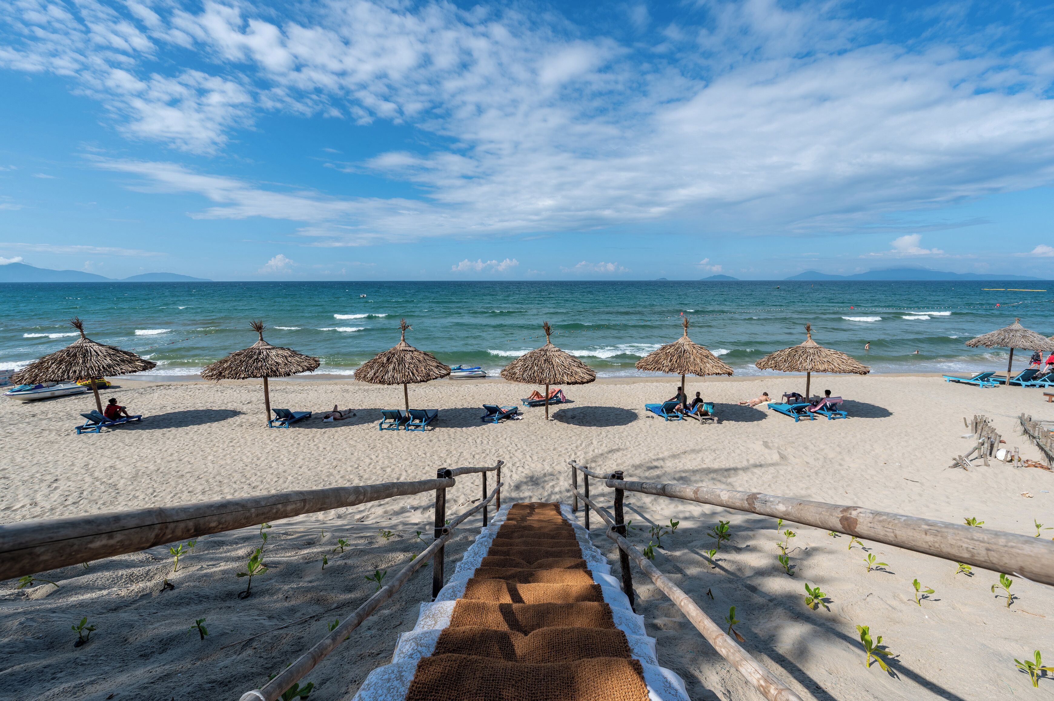 Di pantai, pasir putih, kabana percuma, kerusi lepak pantai 