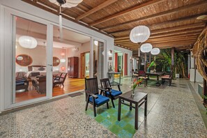 シグネチャー ヴィラ 3 ベッドルーム | リビング エリア | 55   インチの液晶テレビ (ケーブル放送視聴可)
