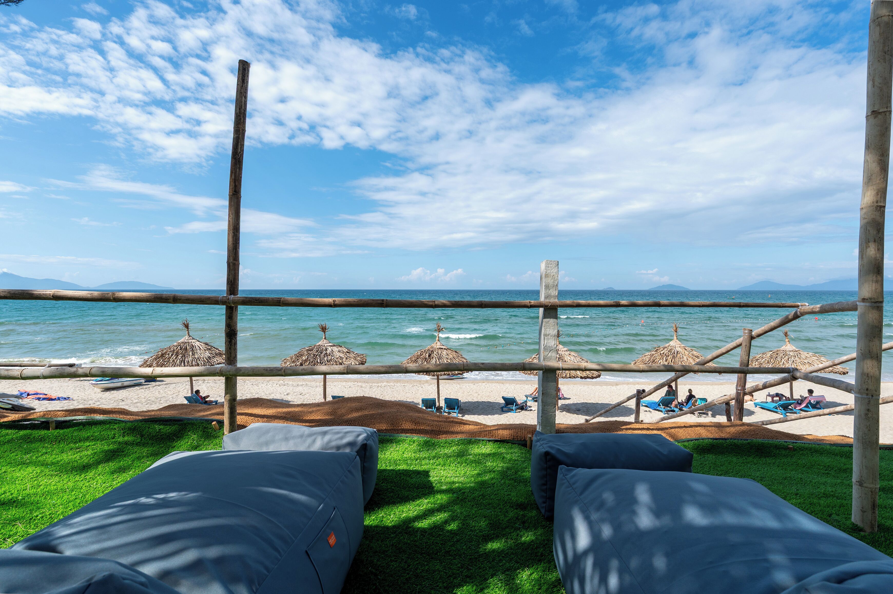 Plage, sable blanc, cabines gratuites, chaises longues