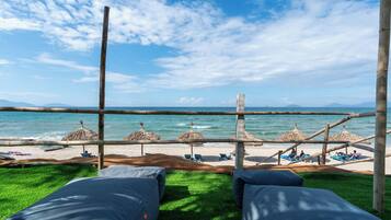 Plage, sable blanc, cabines gratuites, chaises longues