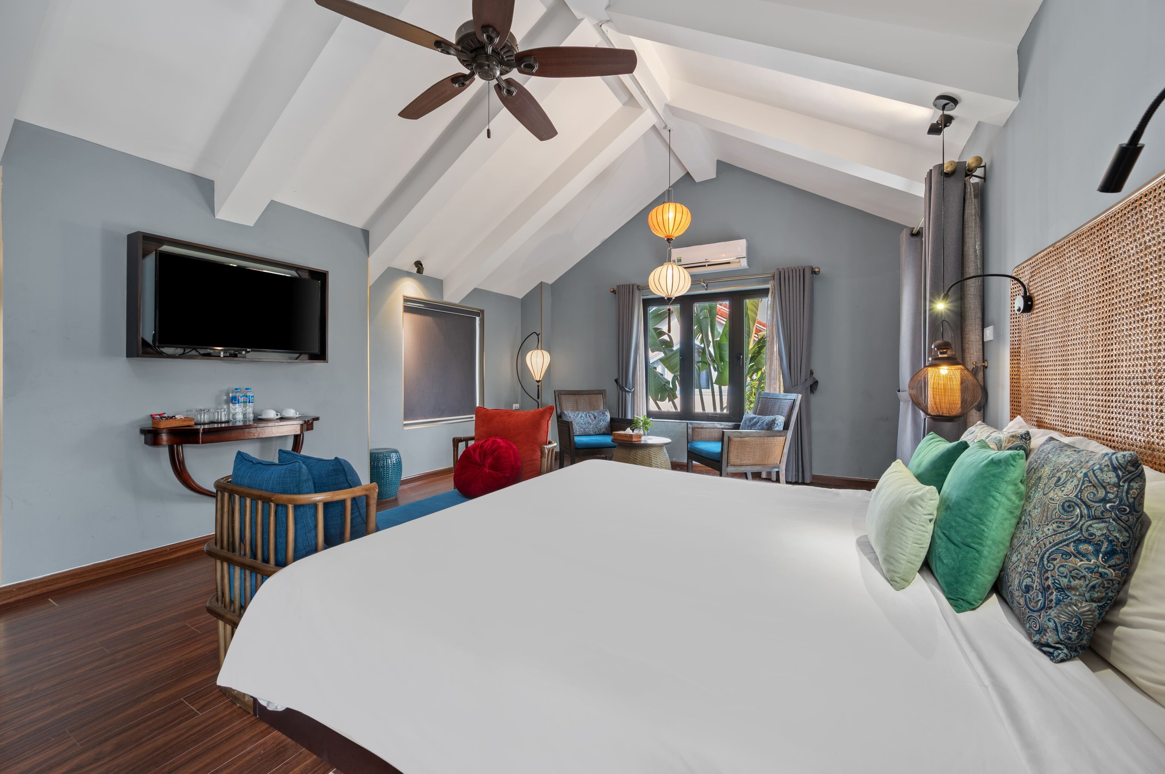 Chambre Luxe, 1 très grand lit, vue mer, en bord de plage | Coin séjour | Télévision LCD de 55 pouces avec chaînes par câble, cheminée