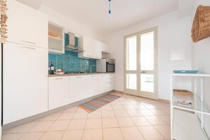 Comfort House, Pool View | Private kitchen