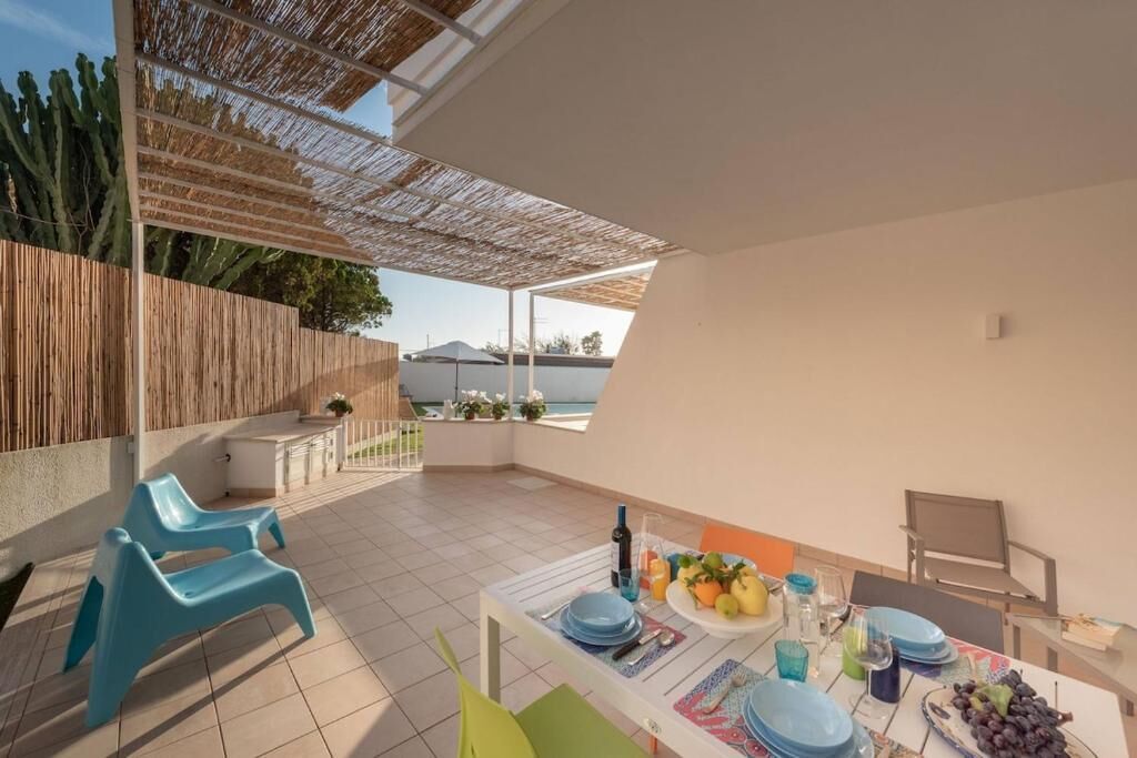Casa Comfort, vista piscina | Ristorazione all'aperto