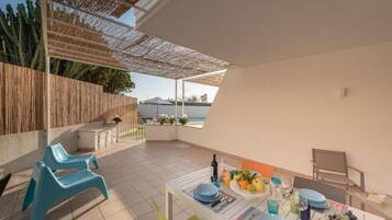 Casa Comfort, vista piscina | Ristorazione all'aperto