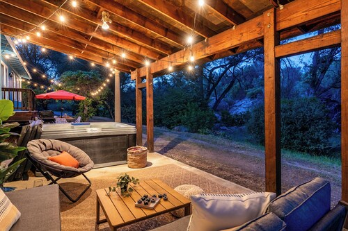 Yosemite Creekside Family Oasis - Hot Tub, Foosball, BBQ, Pets Welcome - 5 Min t