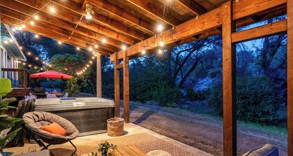 Yosemite Creekside Family Oasis - Hot Tub, Foosball, BBQ, Pets Welcome - 5 Min t