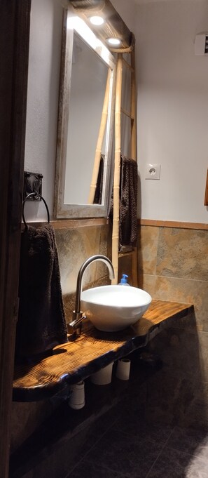 Secadora de cabello, toallas, papel de baño 