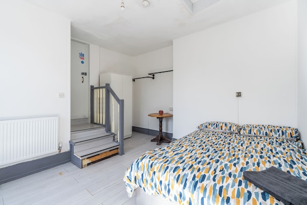 Room 1 - The Archers - Southampton