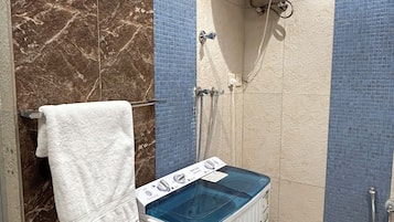 Articles de toilette gratuits, sĂšche-cheveux, chaussons