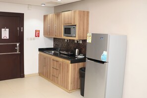 Frigorífic gran, microones i placa de cuina 