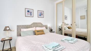 Iron/ironing board, WiFi, bed sheets