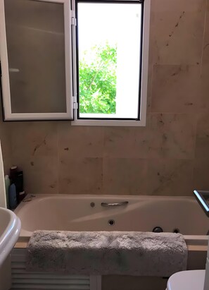 Douche, sèche-cheveux, serviettes fournies