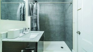 Ein Badezimmer mit einer Badewanne, einer Toilette, einem Waschbecken und einer Duschvorhang.