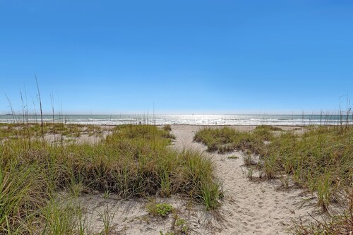 STUNNING! 1 Bedroom Panoramic Ocean View! Beach Cottage Feel, Steps to Shore!