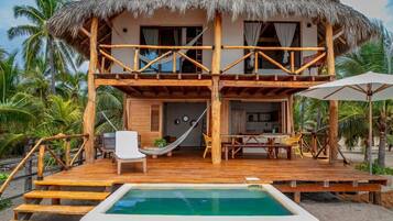 Bungalow familiar, balcón, vista a la playa | Alberca | 3 albercas al aire libre
