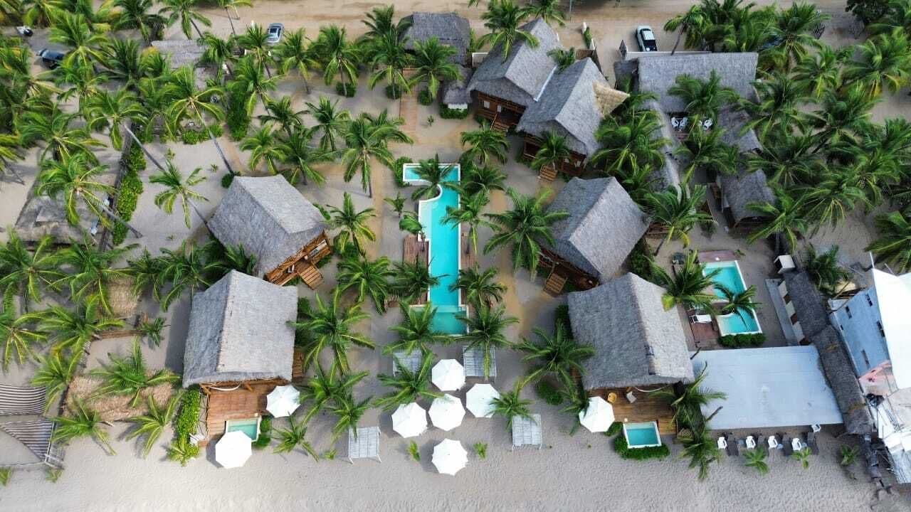 Sulla spiaggia, sabbia bianca, cabine da spiaggia gratuite, ombrelloni