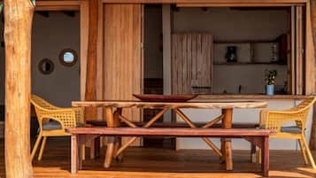 Bungalow familiar, balcón, vista a la playa | Restaurante al aire libre