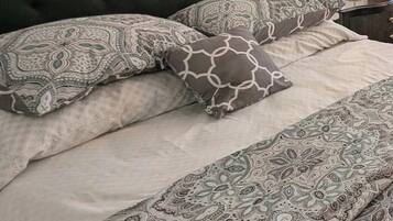 2 bedrooms, iron/ironing board, internet, bed sheets