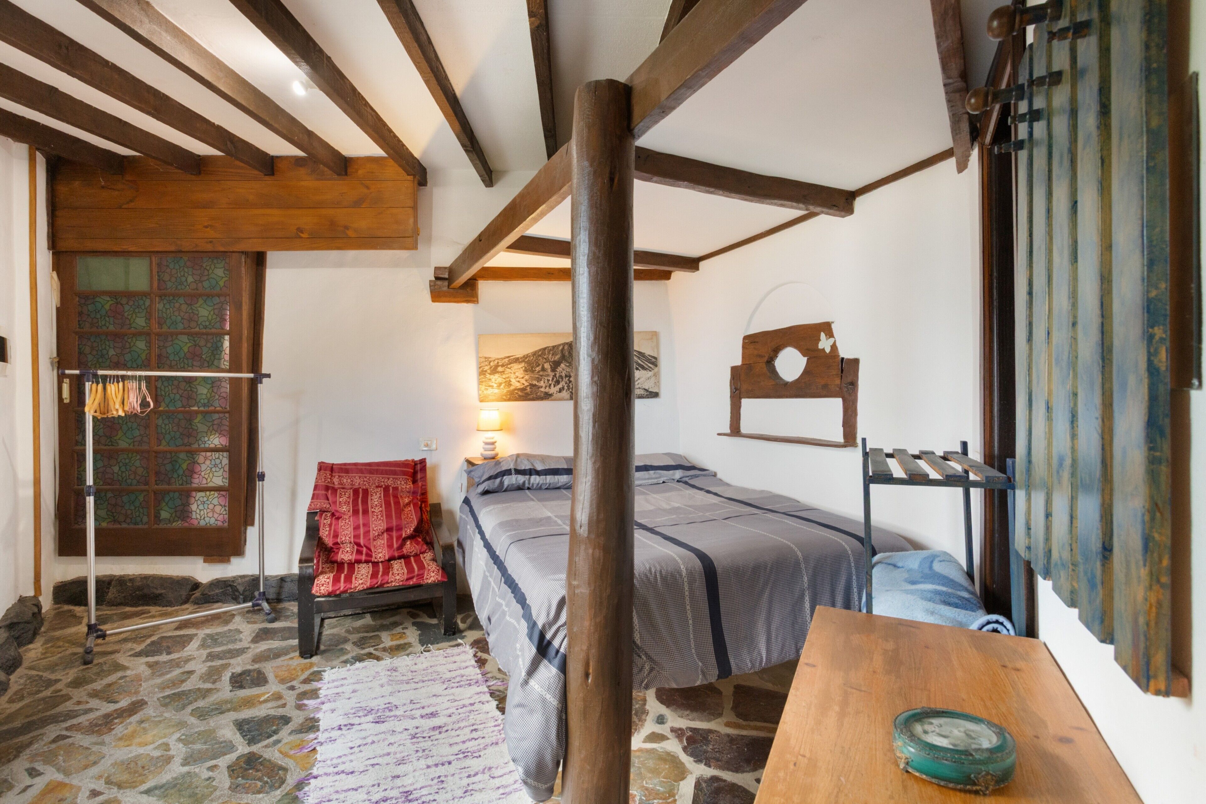 Een strijkplank/strijkijzer, wifi, beddengoed