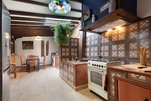 Frigorífico, horno, placa de cocina y cafetera o tetera