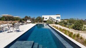 A modern pool with lounge chairs and a clear blue sky. - Villa Aspri Luxury by Perle di Puglia (Carovigno)