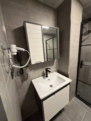 Standard Quadruple Room | Bathroom - Divan Tower Otel (Erzurum)