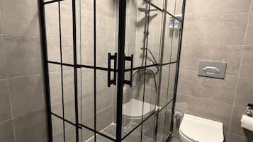 Standard Twin Room | Bathroom | Hair dryer, towels, soap, shampoo