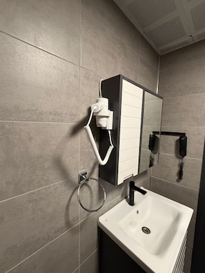 Habitación triple estándar | Baño | Secadora de cabello, toallas, jabón, shampoo