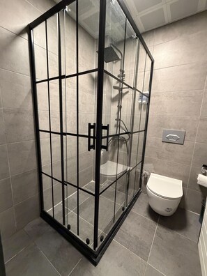 Standard Suite | Bathroom | Hair dryer, towels, soap, shampoo - Divan Tower Otel (Erzurum)