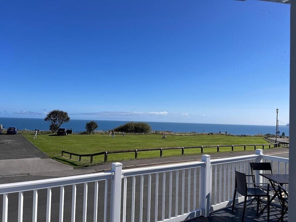 Apartment Sleeps 8 With Parking - Filey