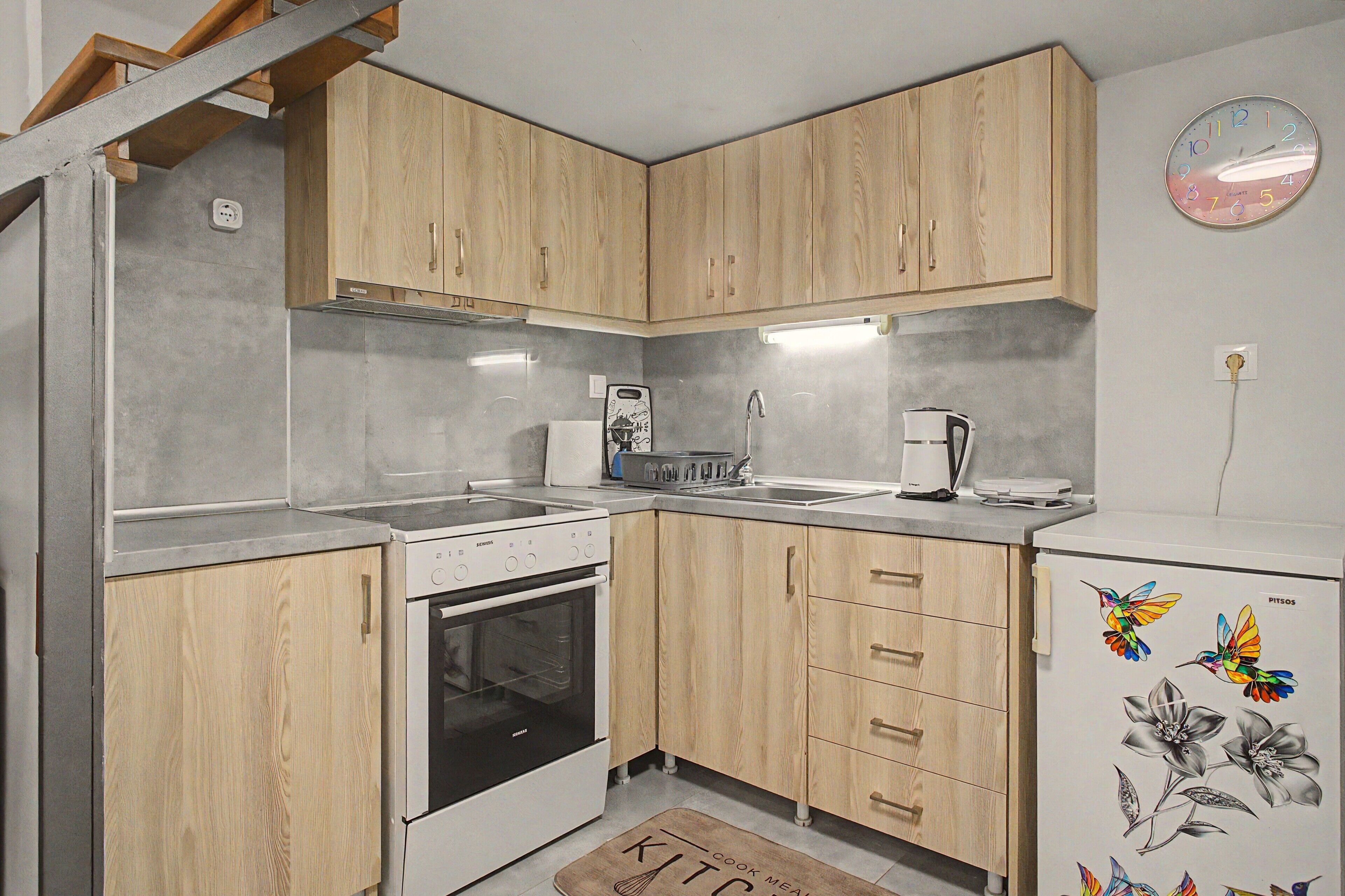 Coffee/tea maker, fridge, oven, stovetop