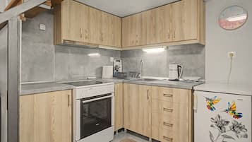 Coffee/tea maker, fridge, oven, stovetop