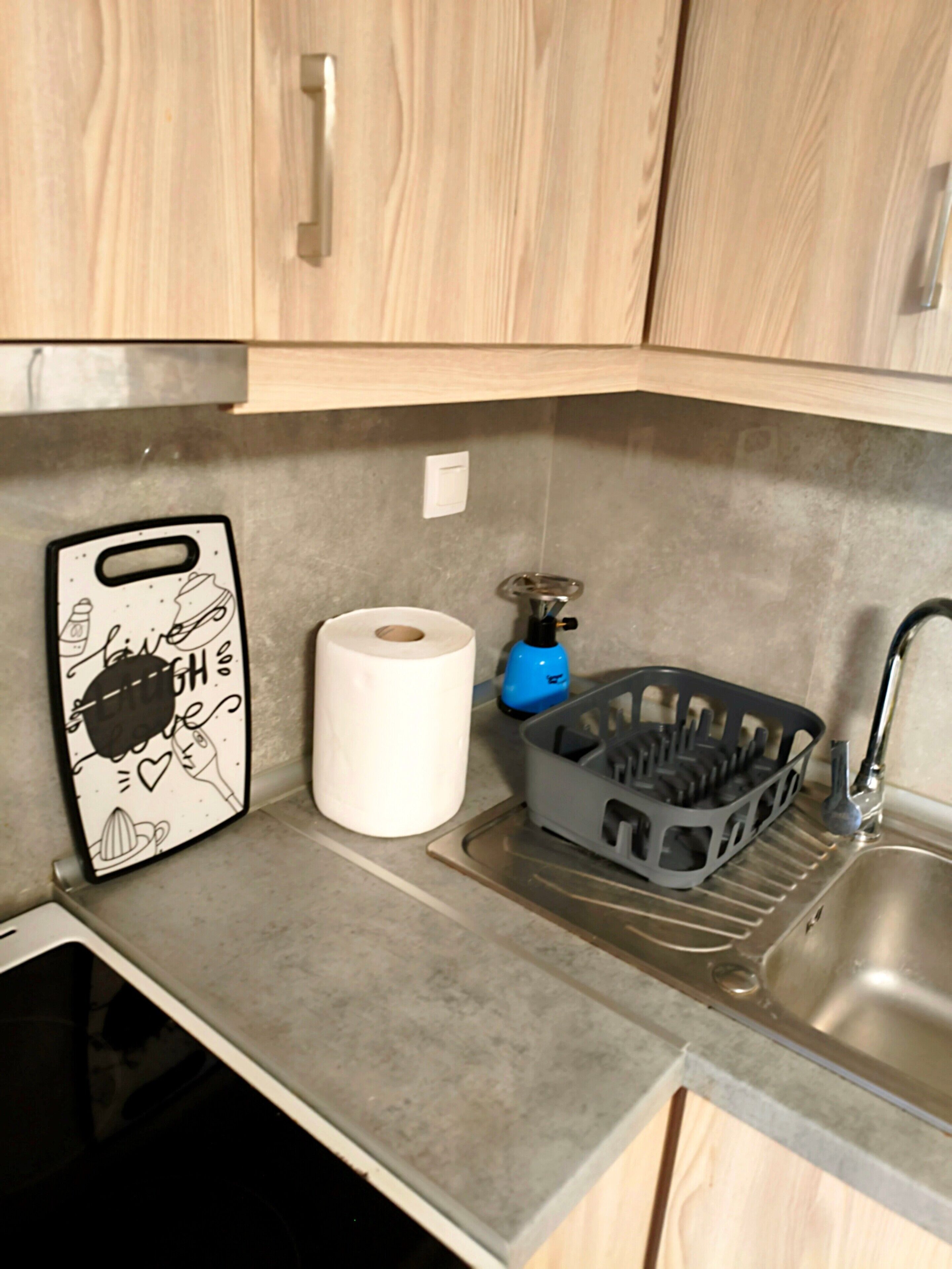 Fridge, oven, stovetop, coffee/tea maker