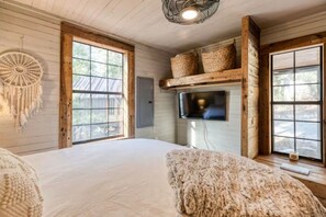 Room - Dreamy Mountaintop Escape for Two | Sauna & Views (Blue Ridge)
