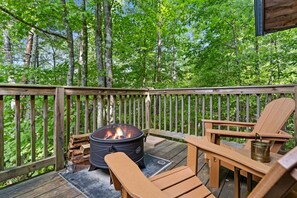 Property grounds - Gilded Hideaway | Romantic Tiny Cabin in the Woods (Blue Ridge)