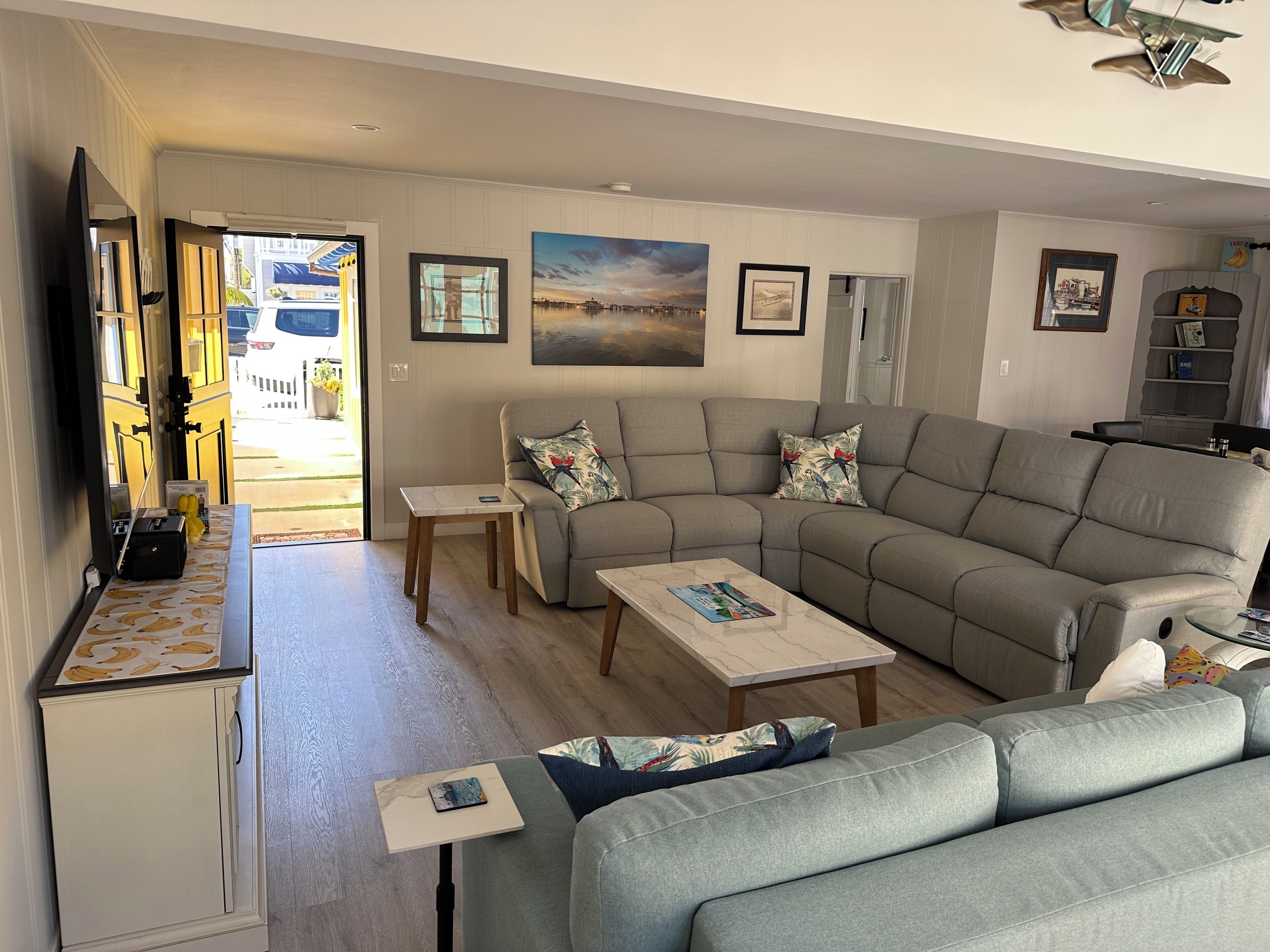 Smart TV, fireplace, DVD player