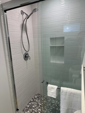 Dusche, Haartrockner, Handtücher, Seife