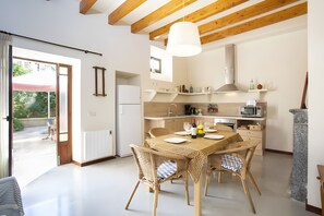 Fridge, microwave, oven, stovetop - Ca sa padrina. tradition and charm in mallorca (Artà)
